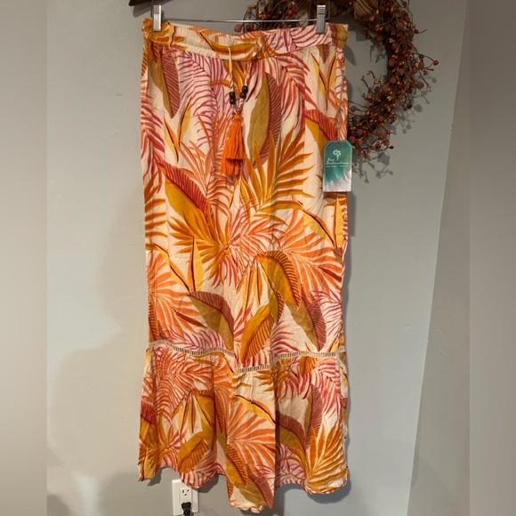 121. Resort Vibrant Outfits - Picture 2 of 4